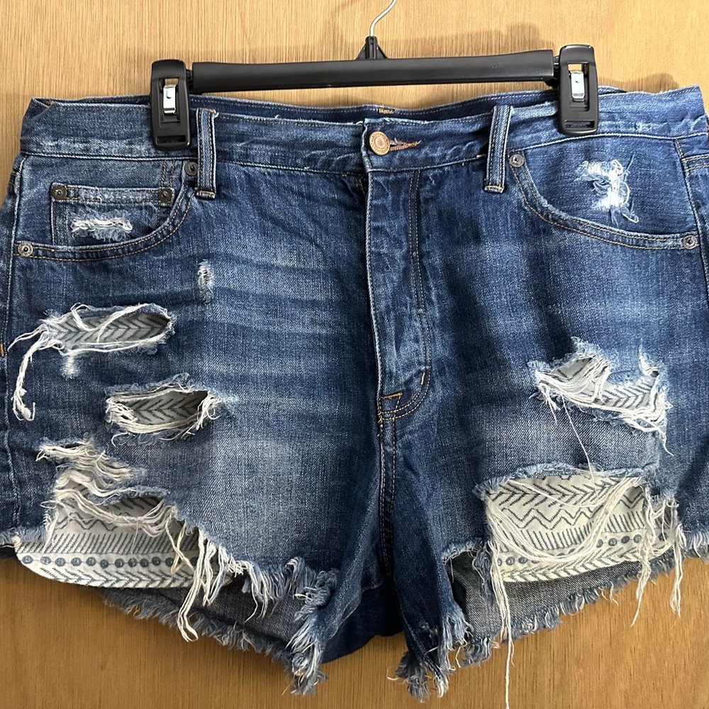 American Eagle distressed denim shortss